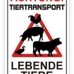 Achtungsschild für Tiertransport mit Silhouetten von lebenden Tieren wie Huhn, Schwein, Ente und Kuh, um auf die Sicherheit im Straßenverkehr hinzuweisen.