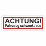 Fahrzeug schwenkt aus Schild