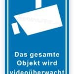 Sicherheitszeichen zur Videoüberwachung eines Objekts, zeigt eine Kamera auf blauem Hintergrund mit dem Hinweis "Das gesamte Objekt wird videoüberwacht".