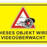 Schild mit der Aufschrift "Dieses Objekt wird videoüberwacht" und einem Kamerasymbol auf gelbem Hintergrund.