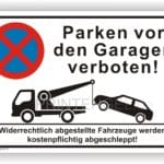 Parkverbotsschild vor Garagen mit Hinweis auf kostenpflichtiges Abschleppen von Fahrzeugen, die widerrechtlich abgestellt sind.