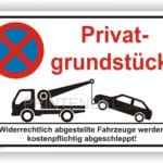 Hinweis auf Privatgrundstück mit einem Abschleppwagen, der ein falsch geparktes Auto abschleppt. Der Text warnt vor kostenpflichtigem Abschleppen bei widerrechtlichem Parken.