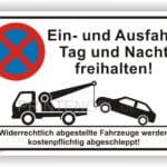 Hinweisschild zur Einhaltung der Zufahrt für Fahrzeuge, mit einem Hinweis auf Abschleppmaßnahmen bei Falschparkern, verfügbar Tag und Nacht.