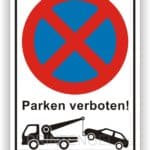Verkehrszeichen mit rotem Symbol für Parkverbot und der Aufschrift „Parken verboten!“ sowie einer Illustration eines Abschleppwagens, der ein Auto abschleppt.