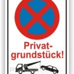 Schild mit dem Hinweis "Privatgrundstück!" und einem Symbol für das Parkverbot, das ein Abschleppfahrzeug zeigt, das ein Auto hebt.