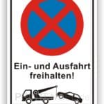 Verkehrszeichen mit einem roten Durchfahrtsverbot und der Aufforderung, Ein- und Ausfahrten freizuhalten. Abgebildet sind ein Abschleppwagen und ein Pkw.