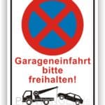 Schild mit einem roten Durchfahrtverbotssymbol und der Aufforderung, die Garageneinfahrt freizuhalten.