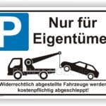 Parkplatzschild mit der Aufschrift "Nur für Eigentümer" und einem Symbol für das Abschleppen von Fahrzeugen, das darauf hinweist, dass falsch parkende Autos kostenpflichtig abgeschleppt werden.