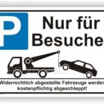 Parkplatzschild für Besucher mit Hinweis auf Abschleppmaßnahmen bei widerrechtlichem Abstellen von Fahrzeugen.