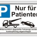 Parkplatzschild für Patienten mit Hinweis auf Abschleppdienst für falsch parkende Fahrzeuge.