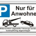 Parkplatzschild für Anwohner mit Hinweis auf Abschleppdienst für falsch parkende Fahrzeuge.