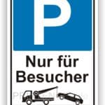 Parkplatzschild mit der Aufschrift "Nur für Besucher" und Symbolen für Abschleppdienst und Autos.