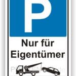 Parkplatzschild für Eigentümer mit Hinweis auf Abschleppdienst.