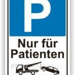 Parkplatzschild für Patienten mit Hinweis auf Abschleppdienst.