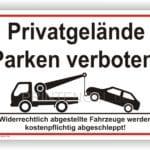 Hinweisschild für privates Gelände mit dem Text "Parken verboten" und einer Abbildung eines Abschleppwagens, der ein falsch geparktes Fahrzeug abschleppt.