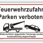 Schild mit der Aufschrift "Feuerwehrzufahrt - Parken verboten", das auf das Verbot des Parkens in Feuerwehrzufahrten hinweist und die Möglichkeit des kostenpflichtigen Abschleppens ankündigt.