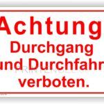 Schild mit der Aufschrift "Achtung, Durchgang und Durchfahrt verboten" in roter Schrift auf weißem Hintergrund, das auf ein Betretungs- und Fahrverbot hinweist.