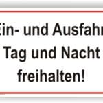 Hinweiszeichen für Ein- und Ausfahrten, das darauf hinweist, dass diese jederzeit freigehalten werden müssen.