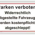 Parkverbotsschild mit der Aufschrift "Parken verboten. Widerrechtlich abgestellte Fahrzeuge werden kostenpflichtig abgeschleppt."