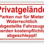 Hinweisschild für Privatgelände mit Informationen zum Parken, das besagt, dass das Parken nur für Mieter erlaubt ist und widerrechtlich abgestellte Fahrzeuge kostenpflichtig abgeschleppt werden.