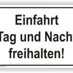 Schild mit der Aufschrift "Einfahrt Tag und Nacht freihalten", das auf die Notwendigkeit hinweist, den Zugang zu einem Bereich stets freizuhalten.