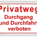 Schild mit der Aufschrift "Privatweg - Durchgang und Durchfahrt verboten" in roter Schrift auf weißem Hintergrund, das den Zugang zu einem privaten Weg einschränkt.