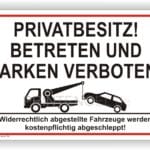 Hinweisschild für Privatbesitz mit dem Text "Betreten und Parken verboten". Das Schild warnt davor, dass widerrechtlich abgestellte Fahrzeuge kostenpflichtig abgeschleppt werden.