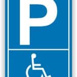 Symbol für einen Parkplatz für Menschen mit Behinderung, blaues Schild mit dem Buchstaben "P" und einem Rollstuhl-Icon.