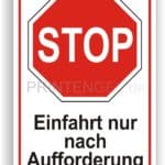 Stopp Einfahrt nur nach Aufforderung Schild