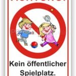Hinweis-Schild mit Kindern, das besagt: "Kein öffentlicher Spielplatz". Das Schild zeigt ein Verbotssymbol und ist darauf ausgelegt, Eltern und Kinder über die Nutzungsbeschränkung zu informieren.
