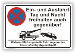 Ein und Ausfahrt Tag und Nacht freihalten auch gegenüber Parkverbot Schild