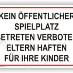 Hinweisschild, das den Zutritt zu einem öffentlichen Spielplatz verbietet und darauf hinweist, dass Eltern für ihre Kinder haften.