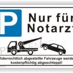Parkplatzschild für Notärzte mit Hinweis auf kostenpflichtiges Abschleppen von falsch parkenden Fahrzeugen.