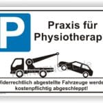 Parkplatzschild für eine Physiotherapiepraxis mit Hinweis auf Abschleppdienst für falsch parkende Fahrzeuge.