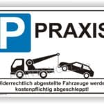 Parkverbotsschild mit Hinweis auf das Abschleppen von widerrechtlich abgestellten Fahrzeugen in einer Praxis.
