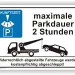 Hinweisschild zur maximalen Parkdauer von 2 Stunden mit einem Bild eines Abschleppwagens und dem Hinweis, dass falsch parkende Fahrzeuge kostenpflichtig abgeschleppt werden.
