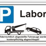 Parkplatzschild für Labor mit Hinweis auf das Abschleppen von widerrechtlich abgestellten Fahrzeugen.