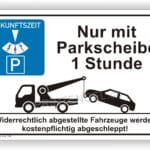 Hinweisschild für Parkplätze: Parken nur mit Parkscheibe für maximal 1 Stunde. Abgeschleppte Fahrzeuge werden kostenpflichtig entfernt.