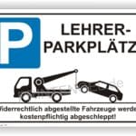 Hinweisschild für Lehrerparkplätze mit Piktogramm eines Abschleppwagens und Informationen zu kostenpflichtigem Abschleppen von falsch geparkten Fahrzeugen.