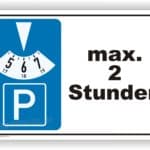 Parkschilder mit maximaler Parkdauer von 2 Stunden und Parkuhr-Symbol.