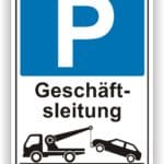 Parkplatzschild mit dem Buchstaben P und der Aufschrift "Geschäftsleitung", das ein Abschleppfahrzeug zeigt, das ein Auto anhebt.