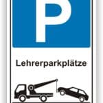 Parkplatzschild für Lehrer mit einem P-Symbol und einem Abschleppwagen, der ein Auto anhebt.