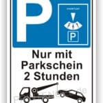 Parkschild mit der Aufschrift "Nur mit Parkschein 2 Stunden" und Symbolen für Parken und Abschleppen.