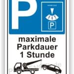 Parkplatzschild mit der Aufschrift "maximale Parkdauer 1 Stunde" und einem Symbol für Abschleppen.