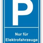 Parkplatzschild für Elektrofahrzeuge mit blauem Hintergrund und weißem "P".