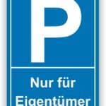 Parkplatzschild mit der Aufschrift "Nur für Eigentümer" auf blauem Hintergrund. Ideal für private Parkflächen.