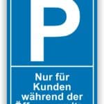 Blaues Parkschild mit dem Hinweis "Nur für Kunden während der Öffnungszeiten", das die Parkplatznutzung für Kunden regelt.