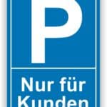 Parkplatzschild mit der Aufschrift "Nur für Kunden" auf blauem Hintergrund, das darauf hinweist, dass der Parkplatz ausschließlich für Kunden reserviert ist.