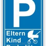 Schild für Eltern-Kind-Parkplätze, blau mit weißem Text und Kinderwagen-Symbol, kennzeichnet spezielle Parkplätze für Familien mit kleinen Kindern.