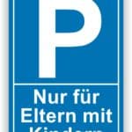 Parkplatzschild für Eltern mit Kindern, blaues Hintergrunddesign mit weißem Text.